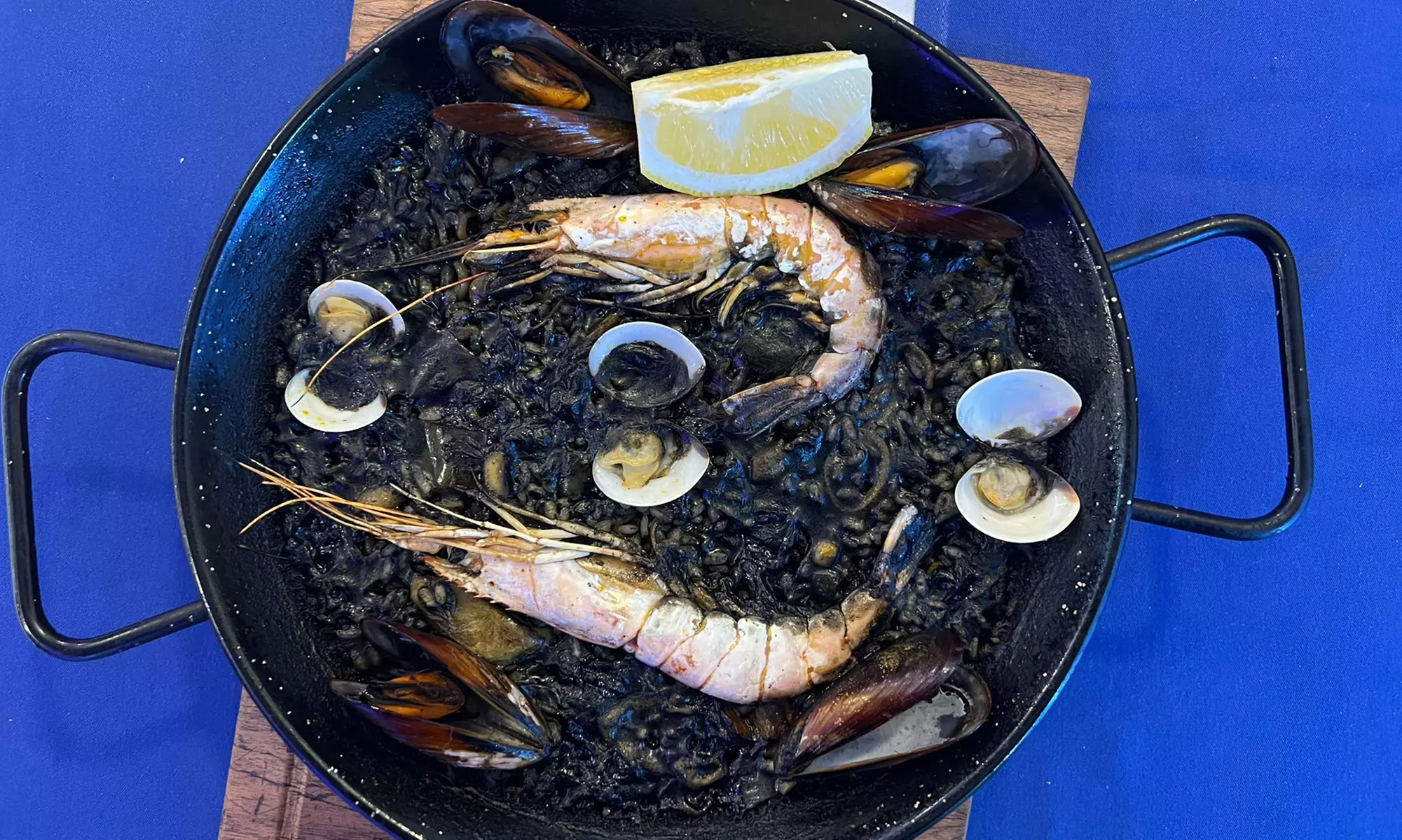 ¡Plan disfrutón a la vista! Paellita, buena compañía y vistas al mar