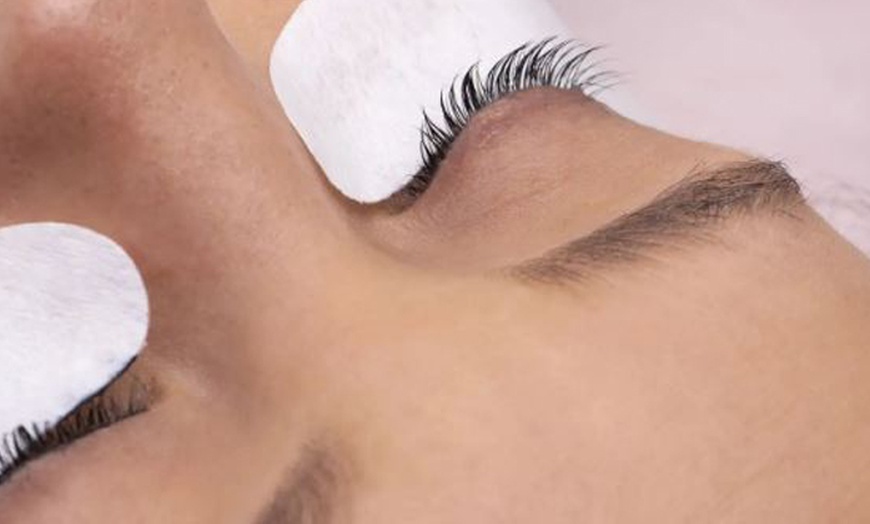 Image 3: Classic Semi-Permanent Eyelashes at Total X Cape