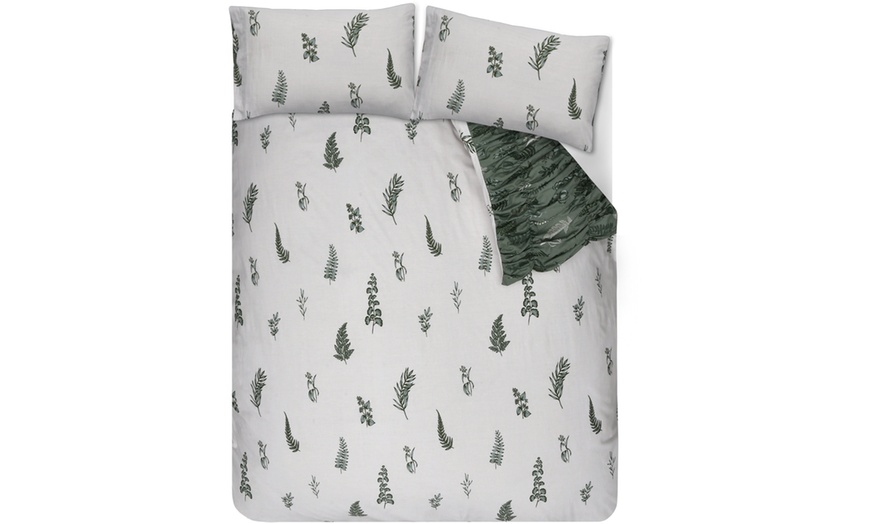 Image 4: Reversible Polycotton Fern Rouched Duvet Set