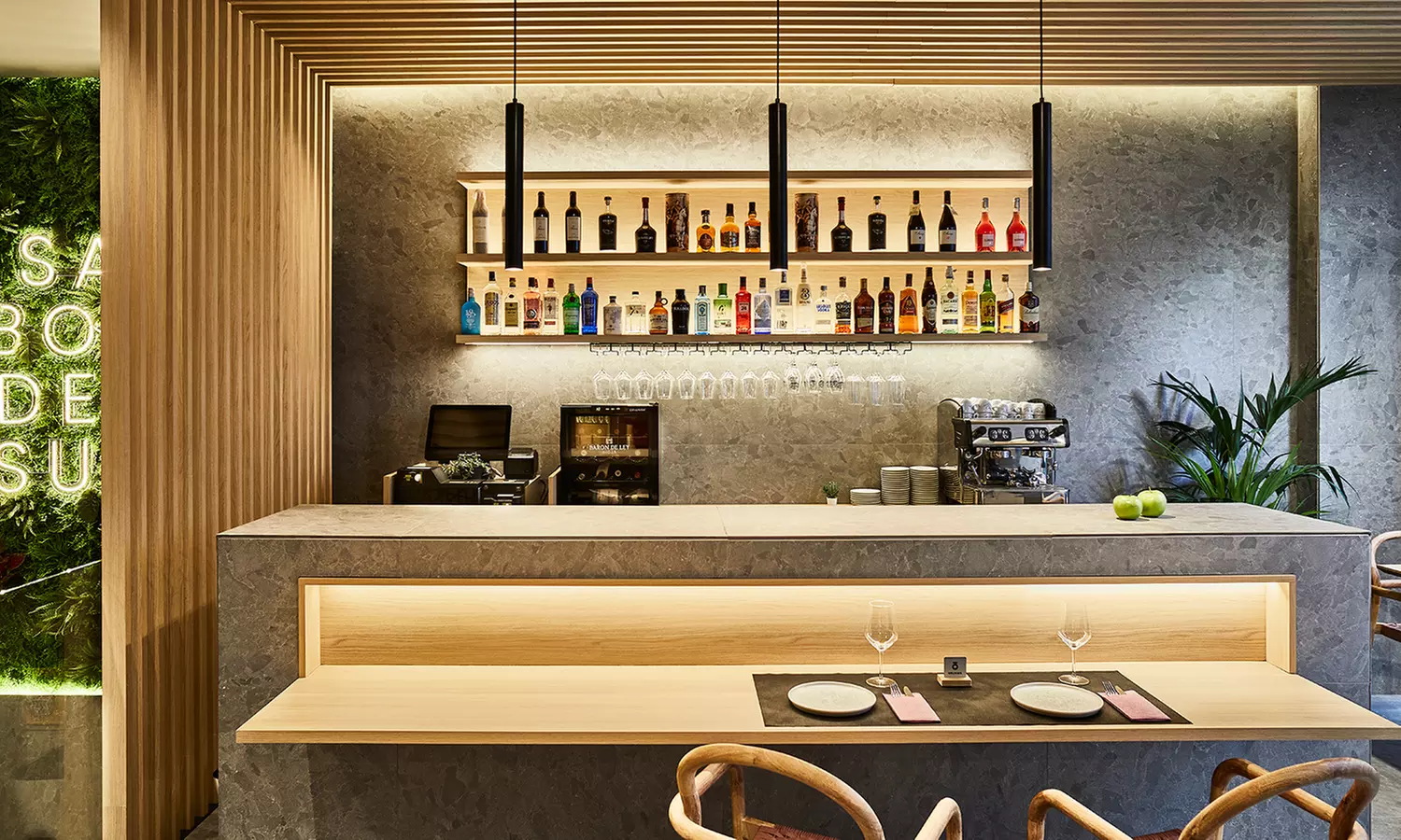 Menú mediterráneo para 2 o 4 personas con entrante, postre y bebida