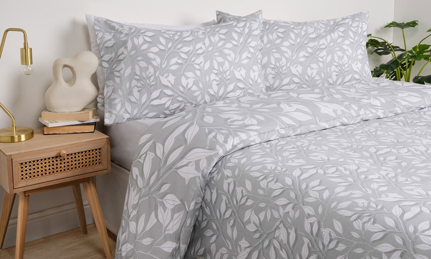 Image 4: Leaf Print Reversible Duvet Set