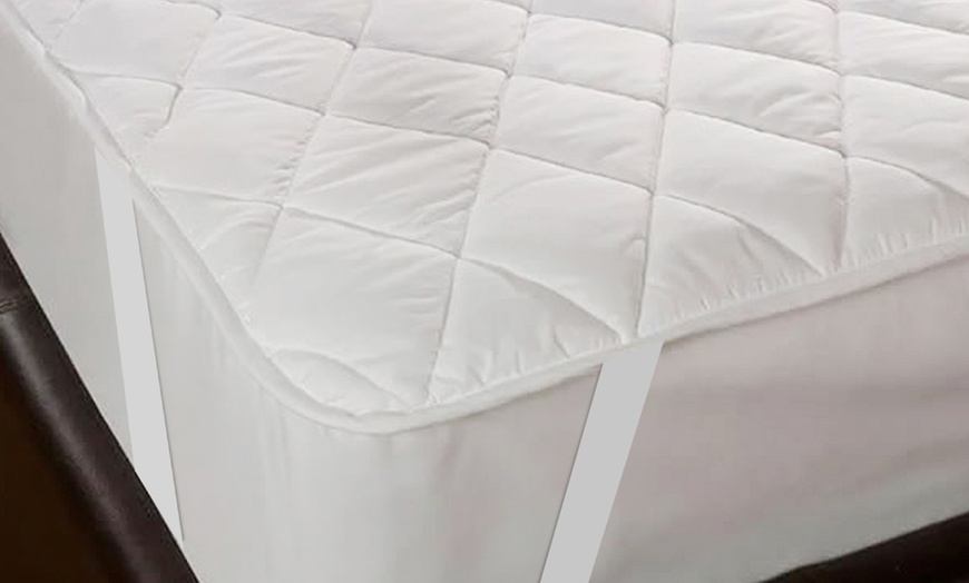 Image 2: Silentnight Double Size Mattress Protector
