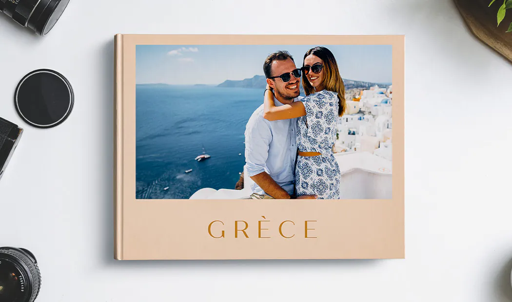 Livre photo Printerpix posé sur une table en Grèce