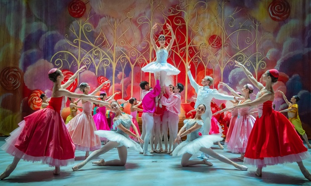 Magie auf Spitzenschuhen – farbenfrohe Kostüme und zauberhafte Kulissen beim Grand Classic Ballet