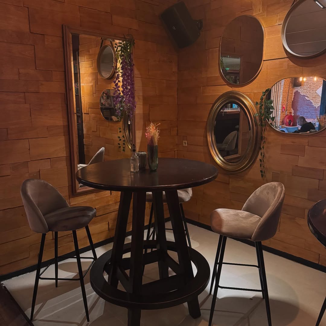 Biergarten buiten bij ZanziBar beach bar