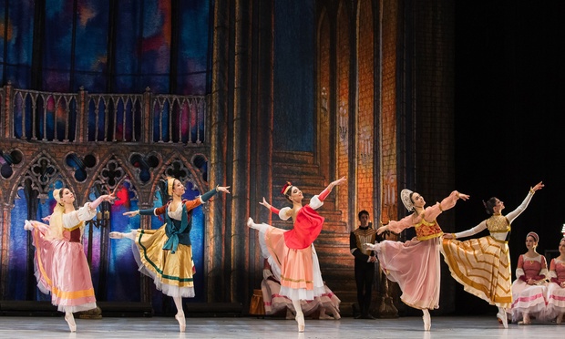 Magische Kostüme und Kulissen beim Grand Classic Ballet