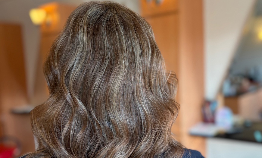 Image 3: Up to 30% Off on Salon - Hair Color / Highlights at Red Salon & Color Bar