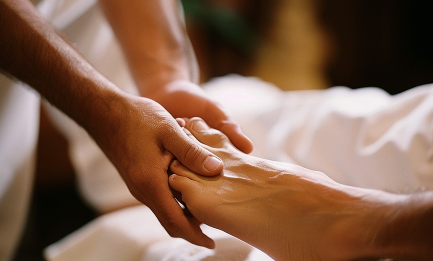 Image 6: Ultimate Detox! Swedish Massage & Body Scrub for Smooth Skin 