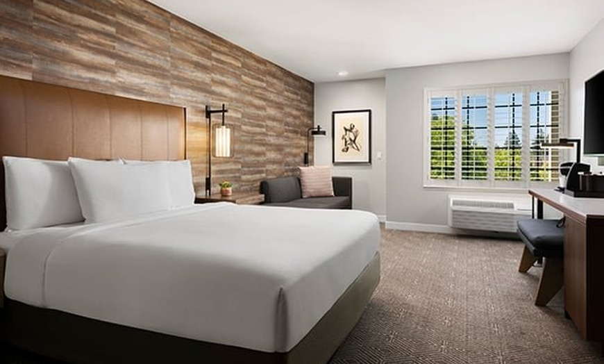 Image 21: Napa Valley Hotel with Pool, Breakfast & Winery Access