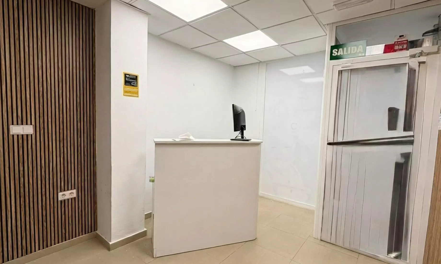 1 o 2 implantes de titanio con higiene bucal y radiografía panorámica