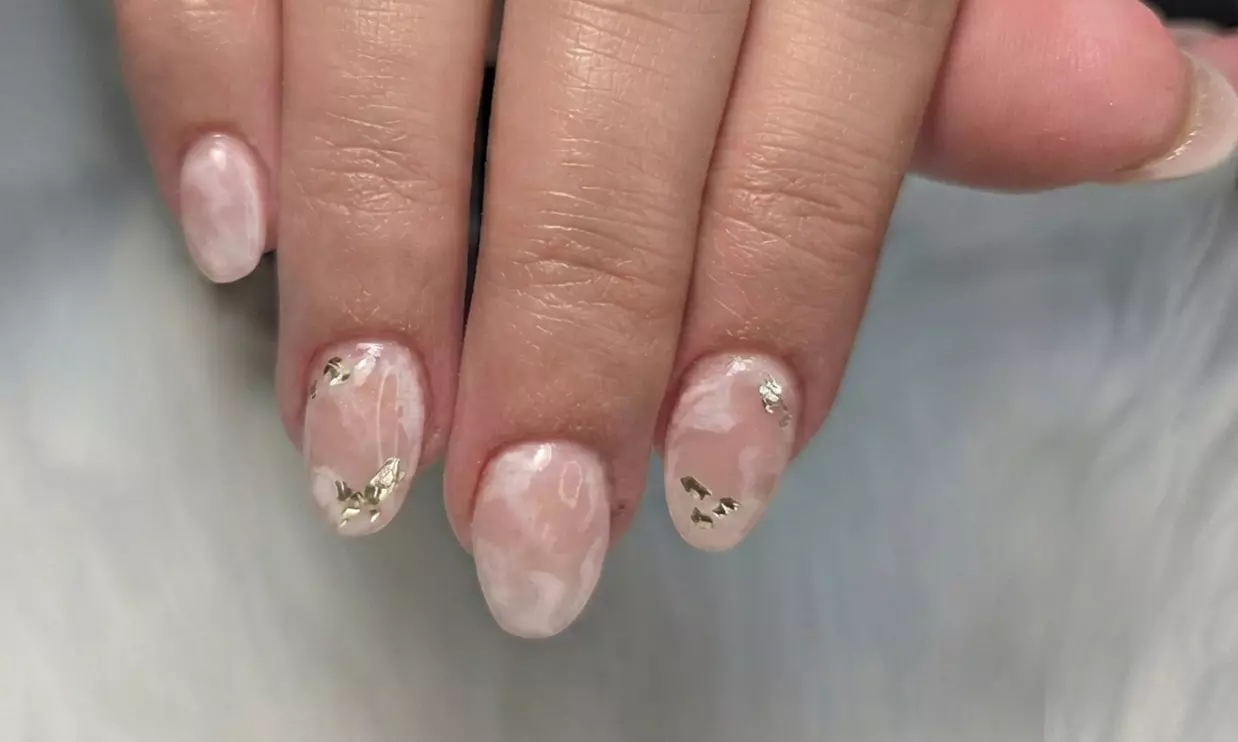 Manicura y/o pedicura express o completa con esmaltado semipermanente