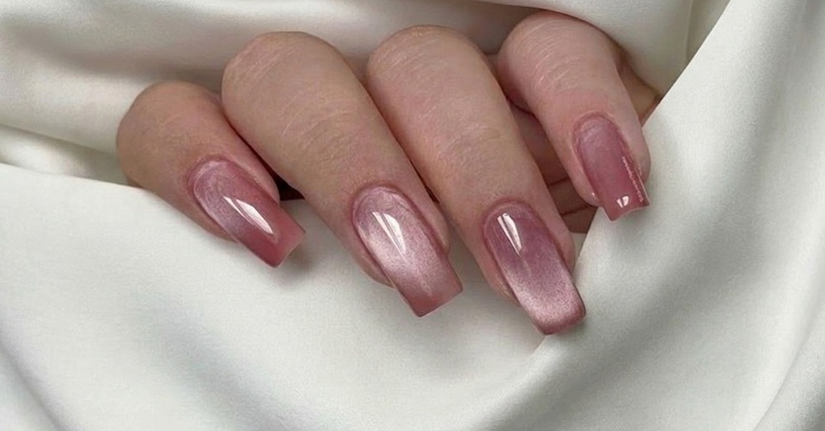 Manicura completa con nivelación natural de uñas y esmalte en Madrid