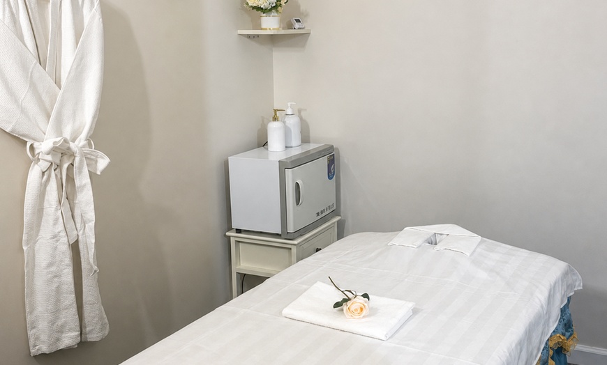 Image 3: Swedish, Deep Tissue or Body/Foot Combo Massage for 1-2 w/Lavender Oil