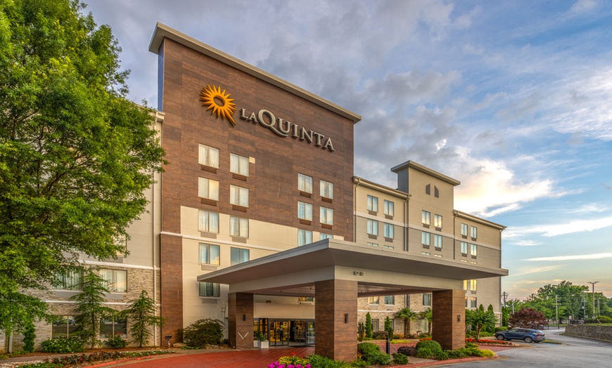 Image 2: Atlanta Airport Hotel with Free Breakfast & Shuttle