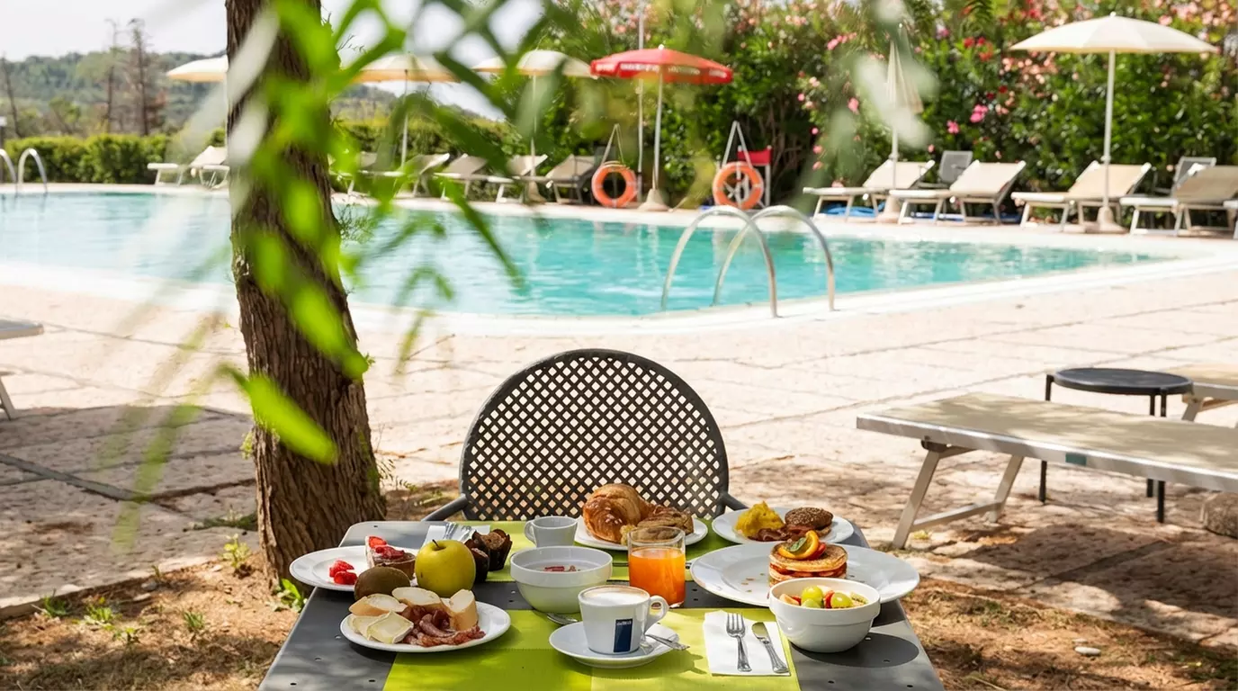 Imperia 4*: Soggiorno in camera deluxe con colazione o mezza pensione