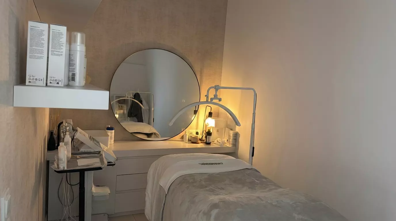 Revitaliza tu rostro: 1 o 2 sesiones de dermapen facial con vitaminas o exosomas a elegir para 1 persona en Puerto Banús - Primary Image