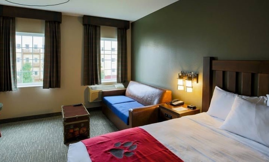 Image 21: Great Wolf Lodge Gurnee Indoor Water Park Resort