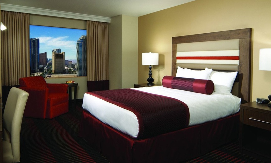 Image 32: Las Vegas Strip Hotel with Tower, Casino & Thrill Rides