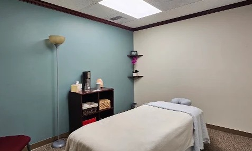 Image 5: Experience a Relaxing Wellness Package with Massage & Exam