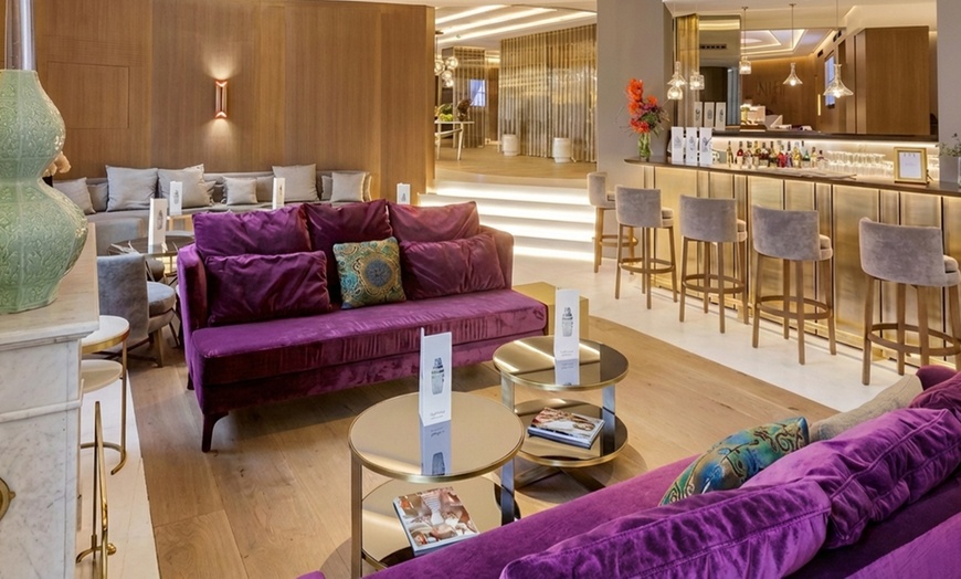 Image 2: Aperitivo italiano con copas y picoteo para 2 o 4 en hotel 5 estrellas