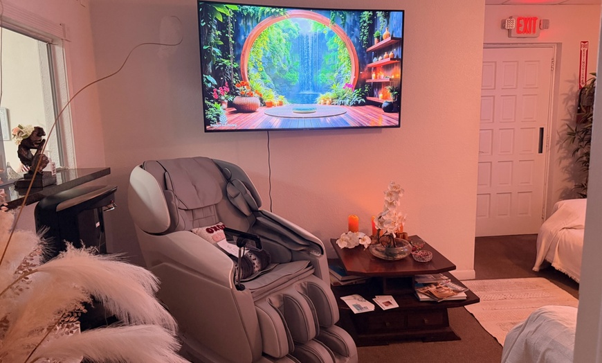 Image 4: 60-Min Custom Massage & Choice of Hydrating/Microdermabrasion Facial