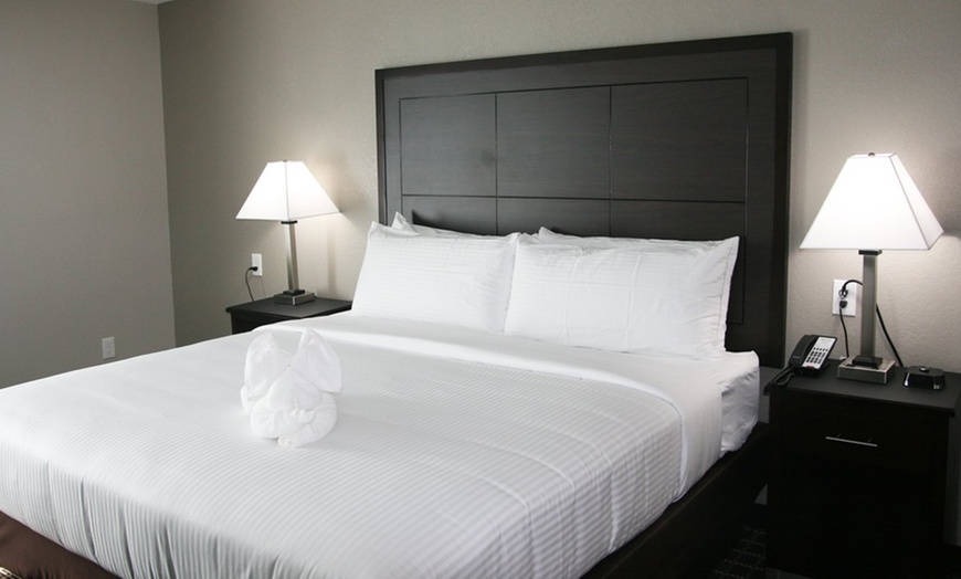 Image 10: Dallas Hotel near Galleria with Pool & Free Parking