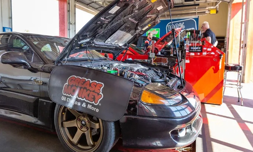 Image 4: Fast Synthetic Blend/Full Synthetic Oil Change & 16-Point Inspection
