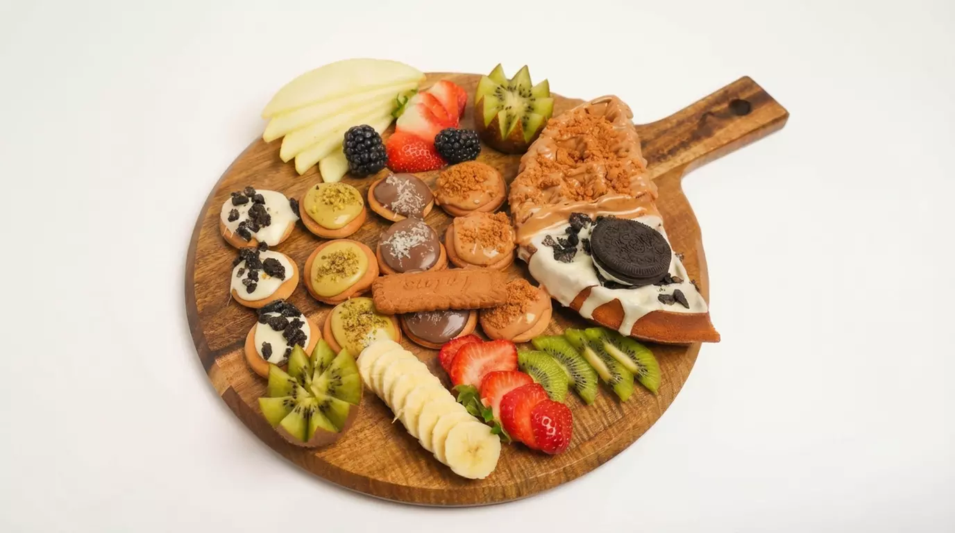 Gönne dir eine süße Versuchung: Partyplatte mit verschiedenen Desserts für 1, 2 oder 4 Personen (bis zu 39% sparen) - Primary Image