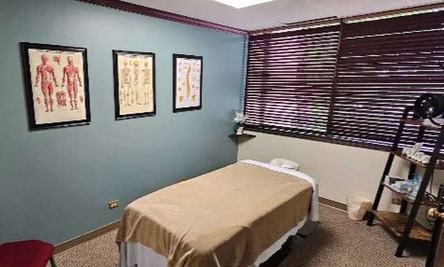 Image 3: Experience a Relaxing Wellness Package with Massage & Exam