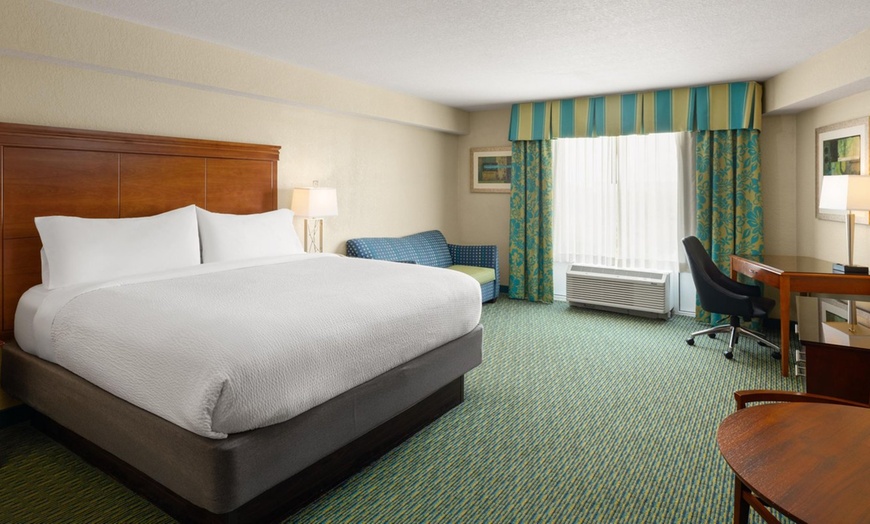 Image 10: Orlando Hotel Near Disney World with Free Park Shuttles