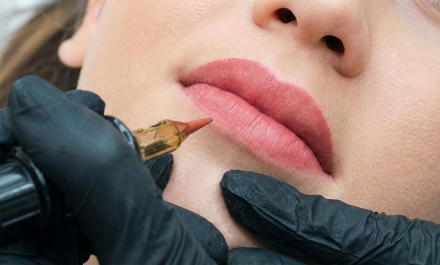 Image 2: Micropigmentación en eyeliner o labios completos para 1 persona