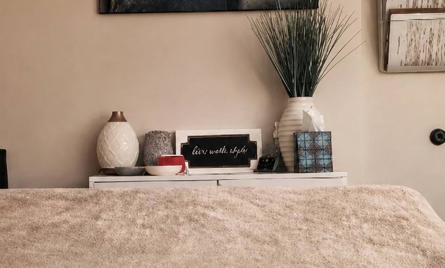 Image 4: Custom 60 or 90 Min Massages w/Hot Towels and Essential Oil of Choice 