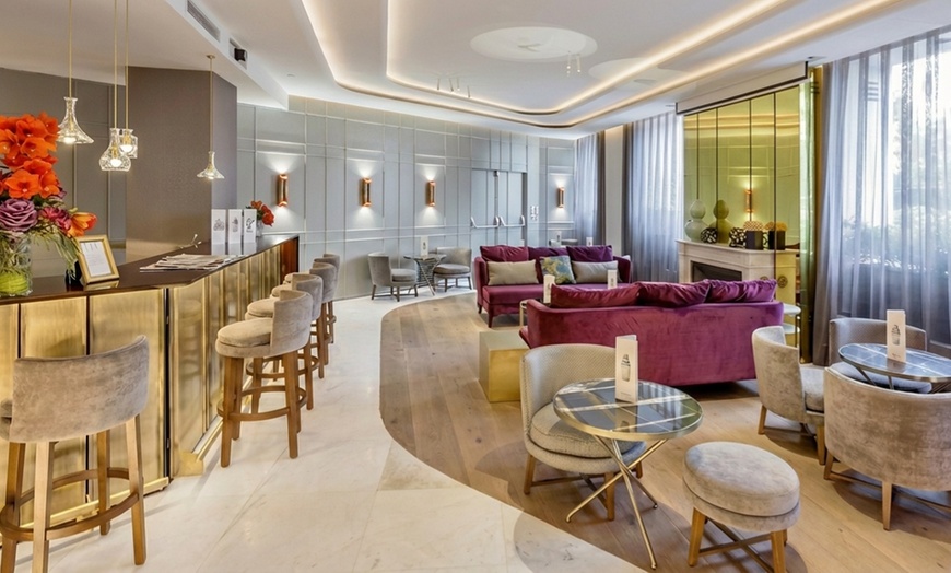 Image 3: Aperitivo italiano con copas y picoteo para 2 o 4 en hotel 5 estrellas