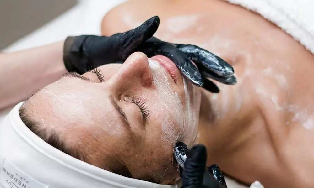 Aqua-Facial oder Microneedling inkl. LED-Lichttherapie für 1 Person (bis zu 25% sparen) - Primary Image