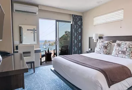 1 Queen Bed