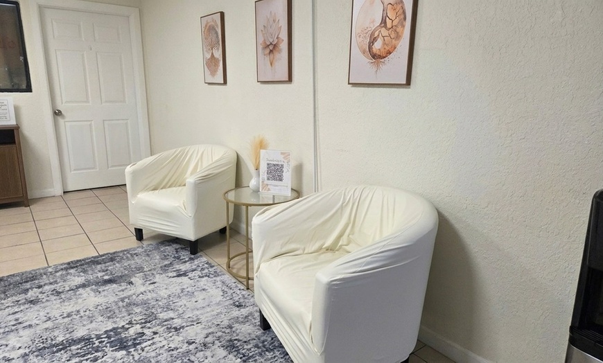 Image 3: 60 or 90 Minute Couples or Fusion Massage w/ Hot Towels and Hot stones