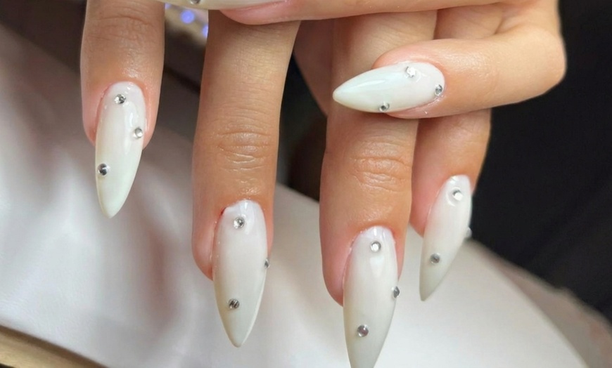 Image 3: Sesión de manicura semipermanente con opción a análisis capilar