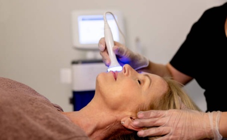 Limpieza facial con extracción vaporterapia tratamiento facial personalizado mascarilla y masaje facial