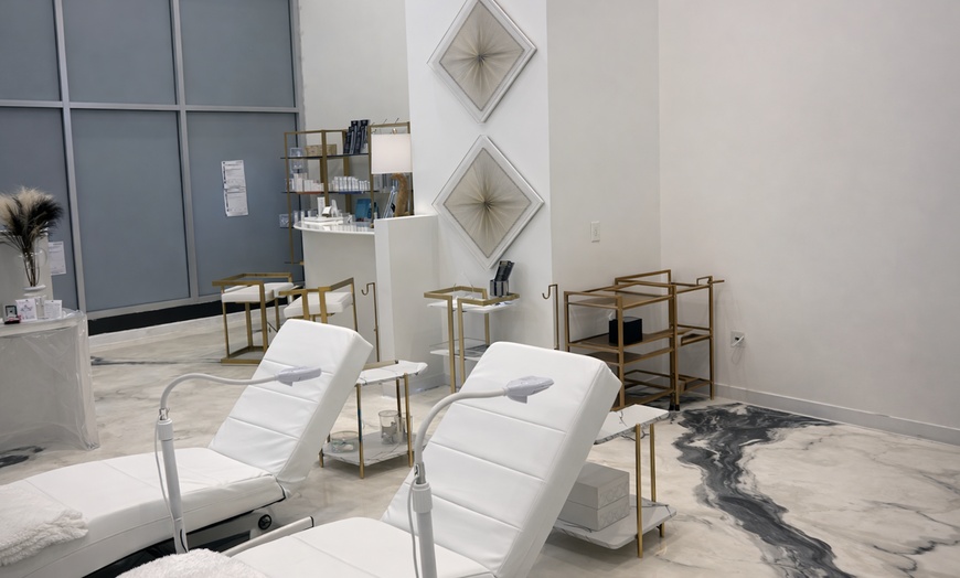 Image 3: PDO Threadlift with Choice of 4, 6, or 8 Threads for a Youthful Look