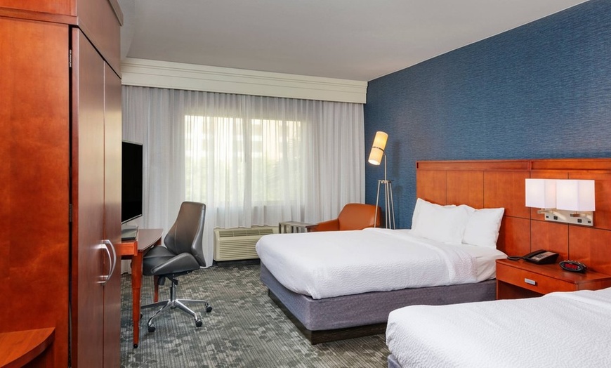 Image 13: Santa Ana Hotel near Airport with Pool & Bistro