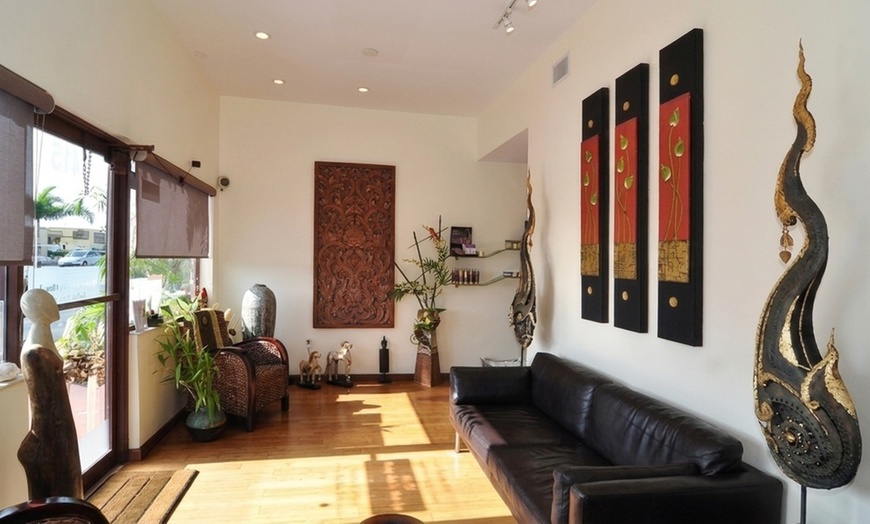Image 2: Relaxing Massage & Reiki Sessions with Aromatherapy
