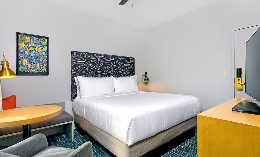 Image 15: San Francisco SoMa Hotel with Rooftop Pool Access
