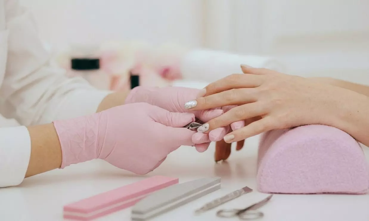 Manicura y/o pedicura clásica con esmaltado normal o semipermanente