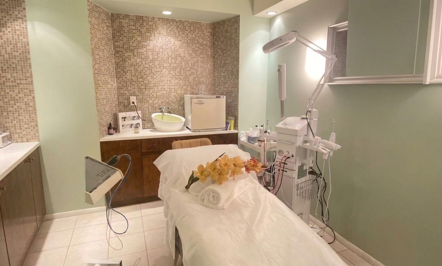 Image 2: 60-Minute Swedish Full-Body Massages for Relaxation