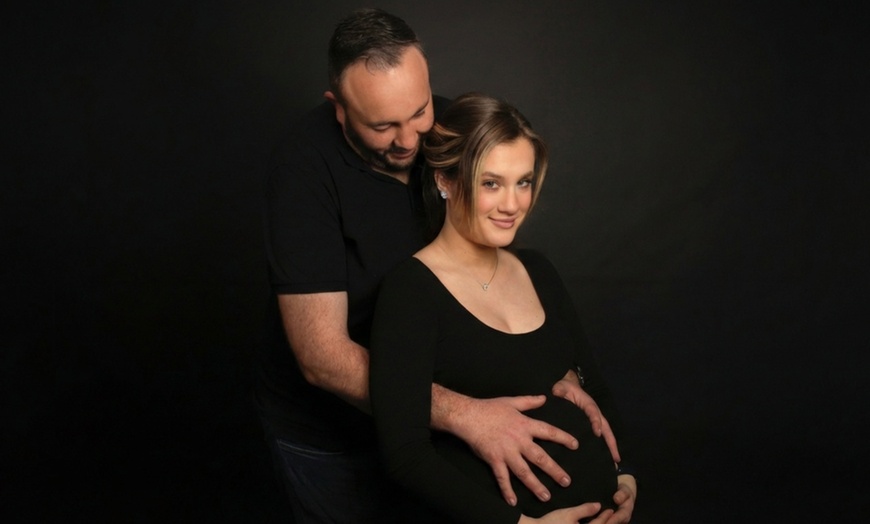 Image 6: Sesión de fotos de San Valentín en estudio con 15 imágenes editadas