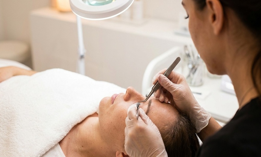 Image 4: Get Dramatic Lashes: Full Set of Mink Eyelash Extensions & 2-Week Fill