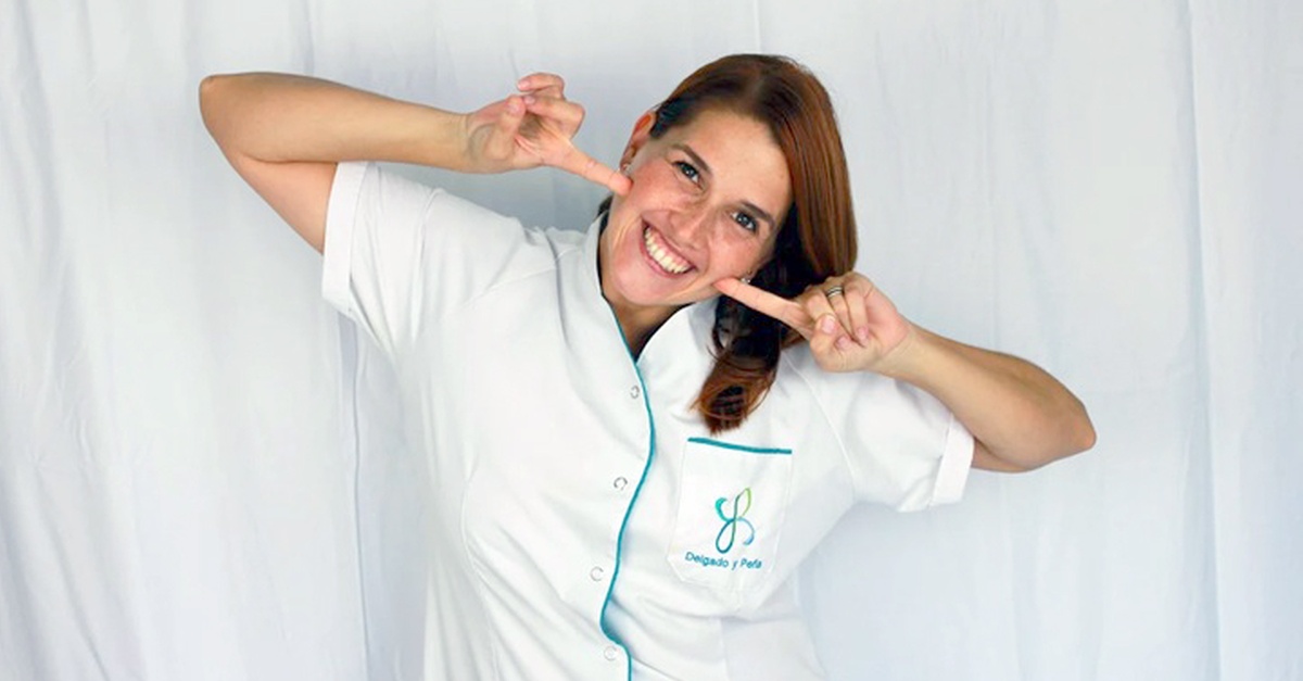 Sesión de limpieza dental con ultrasonidos en Sevilla
