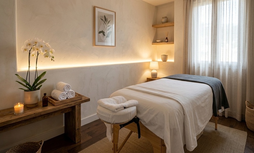 Image 2: 60 or 90 Min Full Body Massages with Aromatherapy 