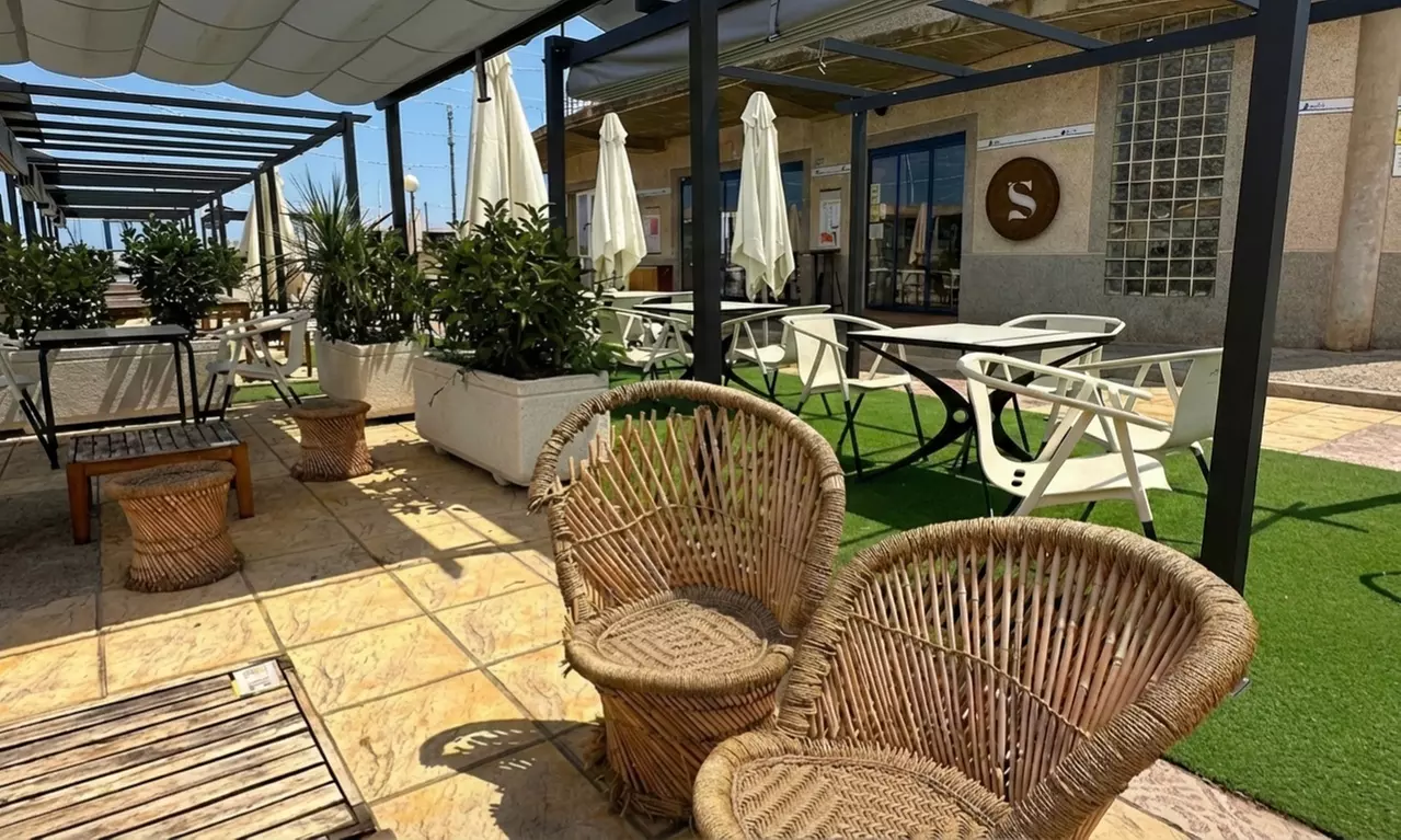 Cata de 4 vinos frente al mar, maridados con torreznos, para 2 o 4 pax