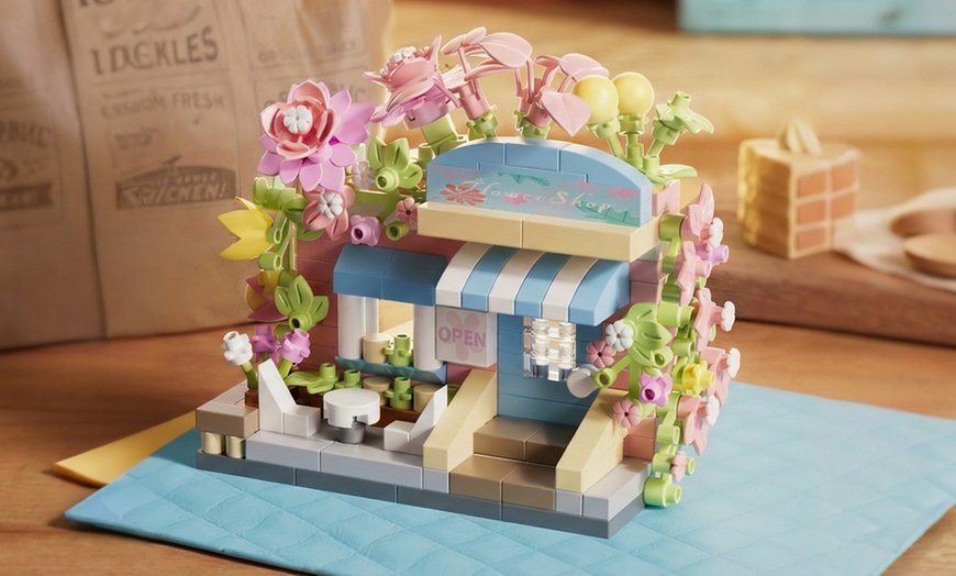 Image 3: Sei modelli di negozi fiabeschi in mini mattoncini da costruzione